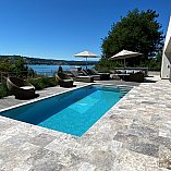 Nachher: Fertige Pollandschaft mit Lounge und  einer spektakulren Aussicht auf den See.