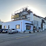 Wie auf diesem Bild gut zu sehen ist, wurde der bestehende Anbau auf die Hhe der bestehenden Front angepasst und um neue Fenster ergnzt.