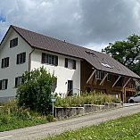 Nachher: Frisch renoviert und mit der neu ausgebauten Scheune.